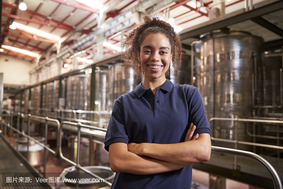 年轻的混血妇女在葡萄酒工厂工作的肖像