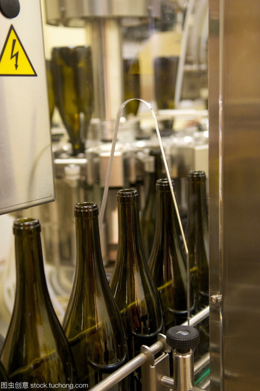 夏布利葡萄酒装瓶的葡萄园Vocoret酒厂。