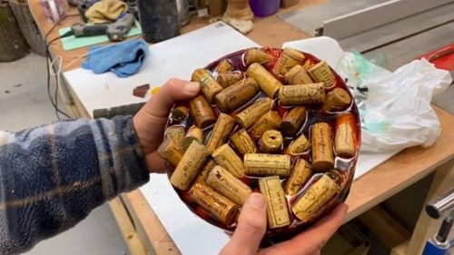 喝过的红酒塞不要扔,勾兑上环氧树脂加工,成品还能卖好几百块